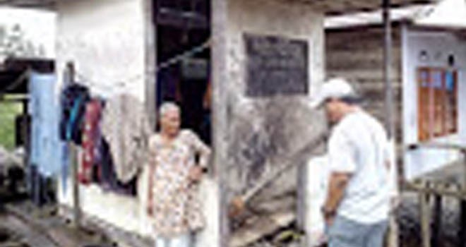 Nenek bersama anak dan cucunya tinggal di Poskamling, Desa Sinar Kalimantan, Tanjab Timur.