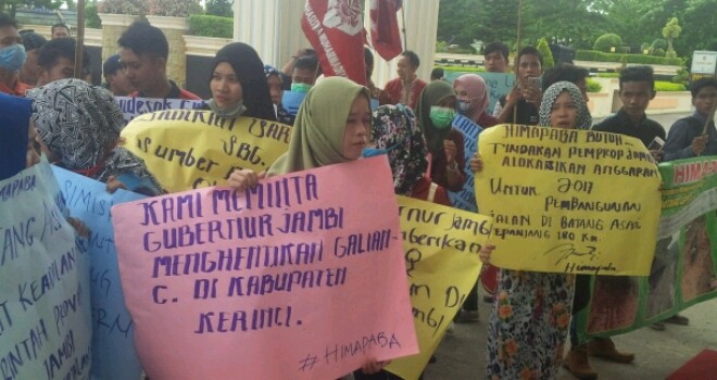 Aksi damai Puluhan mahasiswa yanh tergabung  dari IMM (Ikatan Mahasiswa Muhammadiyah) dan HIMAPABA (Himpunan Mahasiswa Pemuda Pemudi Batang Asai).