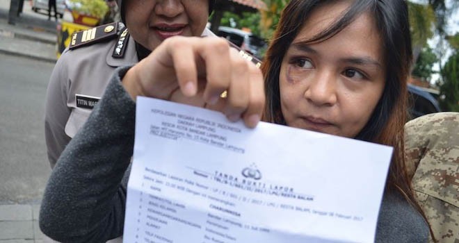 Chairunisa, istri Andika, vokalis Kangen Band, melaporkan suaminya ke Polresta Bandar Lampung Rabu malam. (M. TEGAR MUJAHID/RADAR LAMPUNG/JPG)