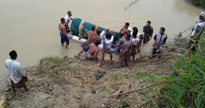 Warga Dusun Pojok, Desa Tanjungsari, Kecamatan Kradenan, mengantar jenazah Jinem yang akan dimakamkan pada Rabu (8/2). Foto: source for Jawa Pos Radar Kudus.