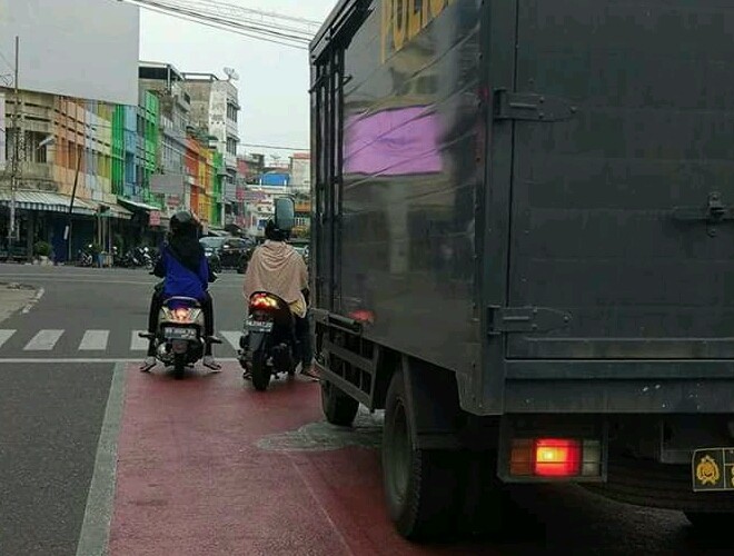 Mobil polisi yang melanggar lalu lintas yang viral di media sosial. Foto : Ist/Facebook