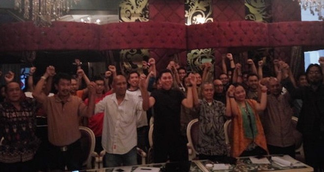 Aktivis Lintas Generasi Pro Demokrasi saat memberikan pernyataan sikap di Kawasan Kuningan, Jakarta Selatan, Minggu (12/2). FOTO: Dok. JPNN.com