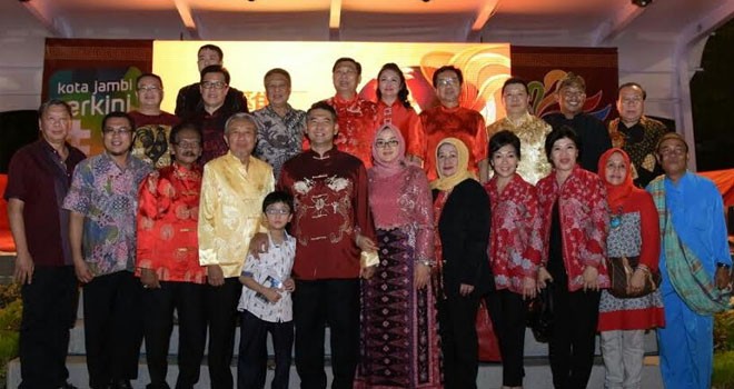 Walikota Jambi, Sy Fasha bersama istri Yuliana Fasha saat festival Cap Go Meh.