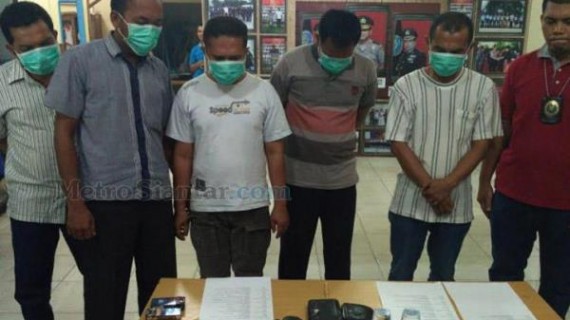 Camat Teluk Nibung Fahrizal Nasution beserta Lurah Sei Merbau, dan dua kepala lingkungan (Kepling), Kepala Seksi Kelurahan Sei Merbau serta dua staf kelurahan memakai masker, saat diinterogasi petugas. Foto: Metro Siantar/JPNN.com