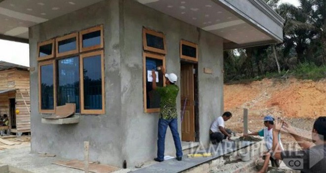 Bangunan PT Era Wira Foresindo (EWF) di KM 88 Desa Dusun Mudo, Kecamatan Muara Papalik disegel tim gabungan dari Dinas Penanaman Modal dan Pelayanan Perizinan Terpadu Satu Pintu Kabupaten Tanjabbar dan Satpol PP Tanjabbar.