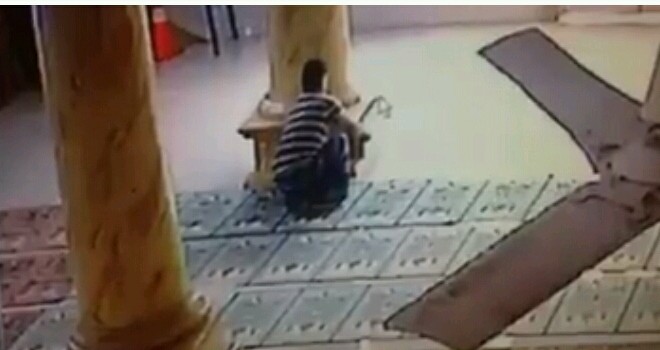 Aksi pelaku saat bobol kotak amal terekam cctv. Foto : Ist/Facebook