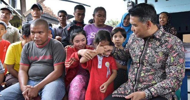 Walikota Jambi, SY Fasha saat mengunjungi korban kebakaran di Kelurahan Beliung Kecamatan Alam Barajo, Minggu siang (12/2).