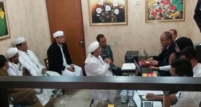 Habib Rizieq diperiksa penyidik di Polda Jabar. (Twitter/RadioElshinta)