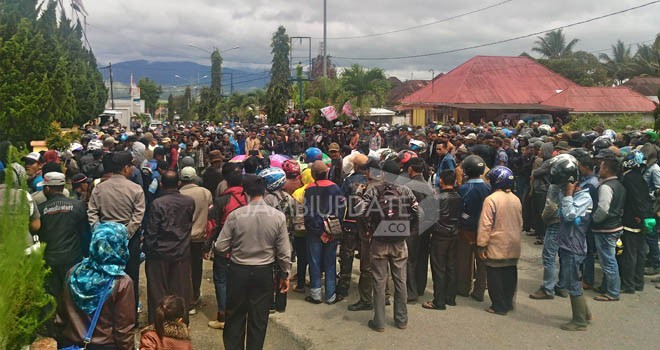 Petani di Batang Merangin  saat melakukan aksi danmendesak Pemkab Kerinci segera melakukan penyelesaian persoalan konflik lahan antara petani dengan Depati Muara Langkap di Batang Merangin.