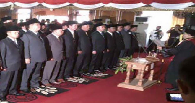 Pelantikan Anggota DPRD Sungai Penuh periode 2014-2019. Foto : www.dprd-sungaipenuhkota.go.id