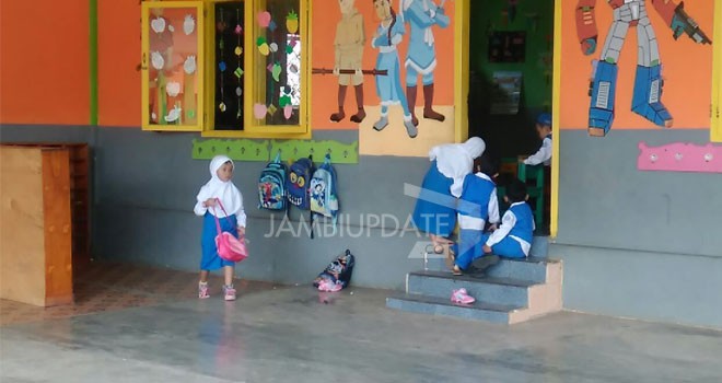 Siswa PAUD dan TK Excellent Mandiri School sedang bermain karena tidak ada proses belajar mengajar. 