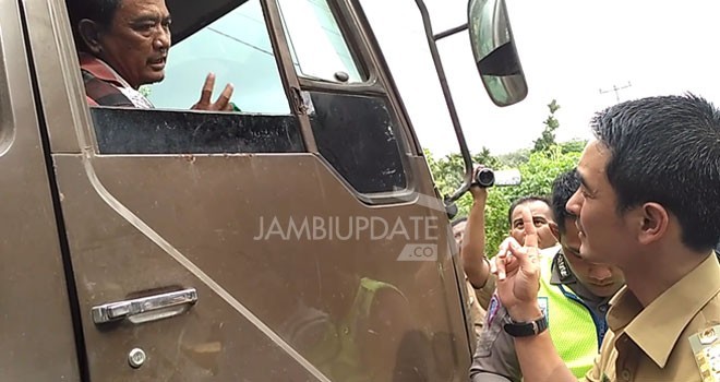 Gubernur Jambi, Zumi Zola saat memberhentikan truk sawit yang melintas dengan muatan yang melibihi tonase.