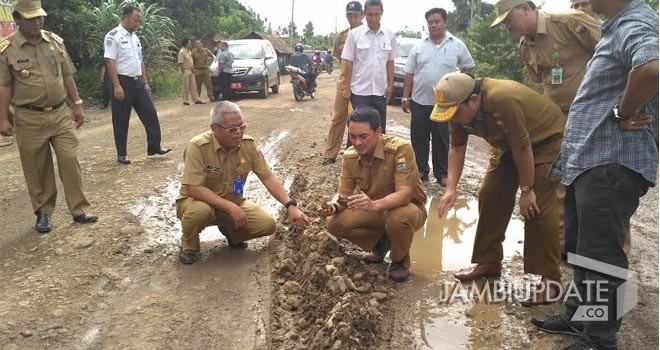 Gubernur Jambi, Zumi Zola saat meninjau kondisi jalan di beberapa titik di Kabupaten Tanjung Jabung Timur,.
