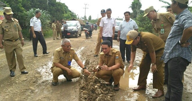 Gubernur Jambi, Zumi Zola saat meninjau kerusakan jalan di Tanjabtim.