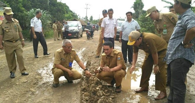 Gubernur Jambi, Zumi Zola saat meninjau kondisi jalan di beberapa titik di Kabupaten Tanjung Jabung Timur.