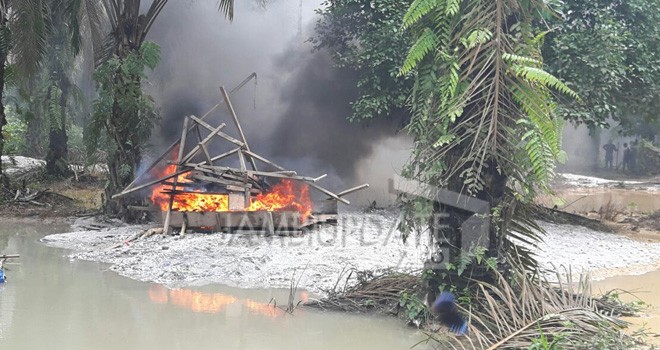 Mesin Dompeng yang Dibakar Petugas.