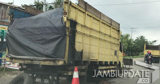 Truck Batubara yang melintas di Jalan lintas Batanghari - Jambi.