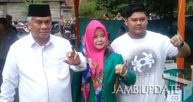 Agustian Mahir bersama istri saat menggunakan hak pilihnya di TPS.