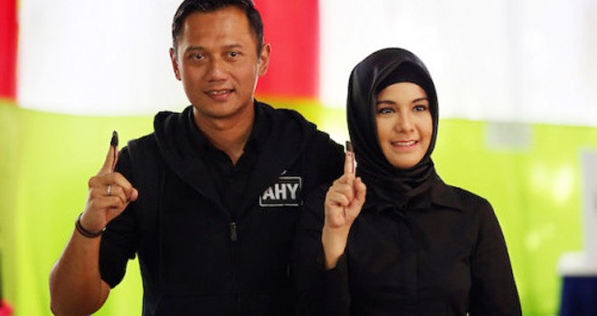 Cagub DKI Jakarta nomor urut satu Agus Harimurti Yudhoyono (AHY) bersama istri Annisa Pohan usai mengikuti pencoblosan Pilkada DKI Jakarta 2017 di TPS 06, Rawa Barat, Kebayoran Baru, Jakarta Selatan, Rabu (15/2). FOTO: Ricardo/JPNN.com