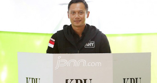 Calon Gubernur DKI Agus Harimurti Yudhoyono saat menggunakan hak pilihnya di TPS 06 Rawa Barat, Kebayoran Baru, Jakarta Selatan, Rabu (15/2). Foto : Ricardo/JPNN.com