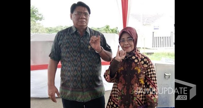 Burhanuddin Mahir bersama istri usai mencoblos.