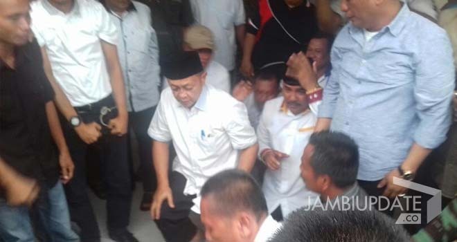 Terlihat CE - Hilal dan simpatisannya sujud syukur atas hasil hitung cepat yang memenangkan dirinya.