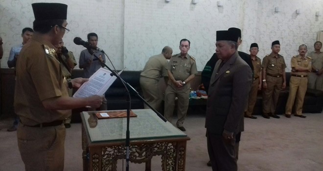 Pj Bupati Sarolangun saat melantik Thabroni Rozali sebagai Dewan pengawas PDAM Tirta Sako Batuah Sarolangun.