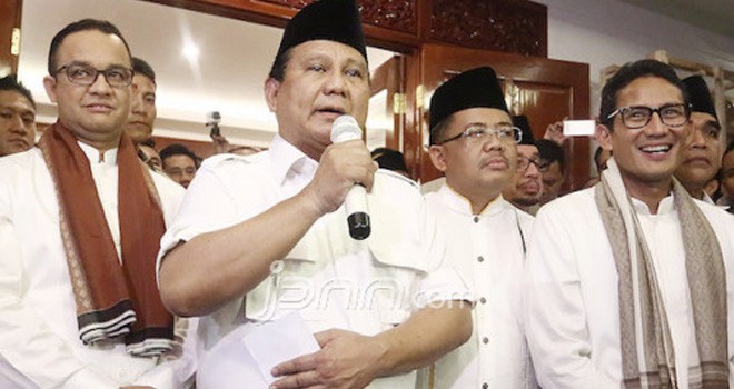 Ketua Umum Partai Gerindra Prabowo Subianto (tengah) bersama Anies Baswedan (paling kiri) dan Sandiaga Uno (paling kanan). Foto: Ricardo/JPNN.Com