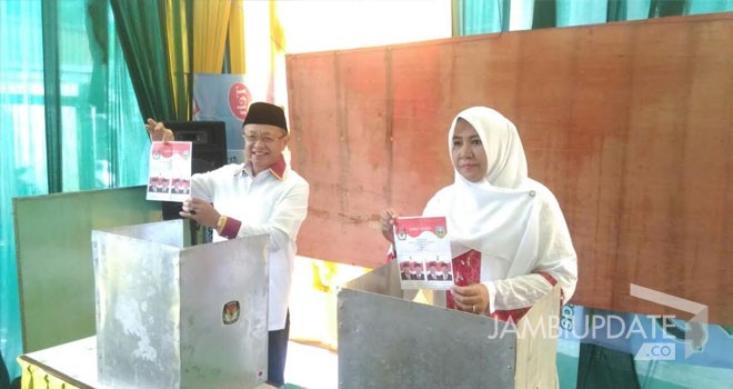 Calon Bupati nomor urut dua Cek Endra saat melakukan pencoblosan di TPS 02 Muarasawah, Pasar Sarolangun.