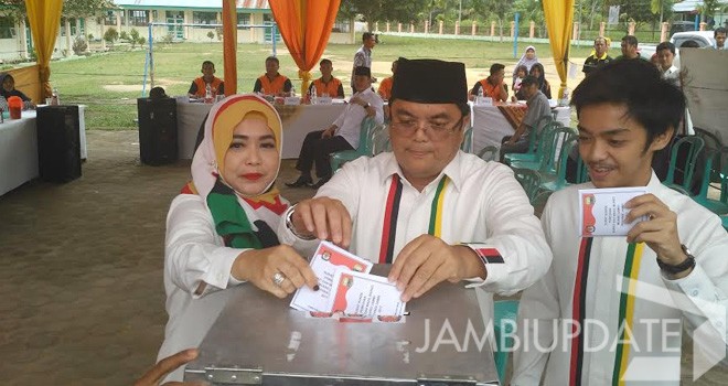 Calon Bupati Muaro Jambi nomor urut 4, Ivan Wirata, bersama istri dan anaknya saat menggunakan hak pilih.