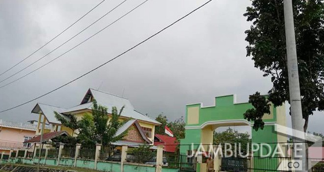 Kabel PLN di Bungo yang tampak Rendah.