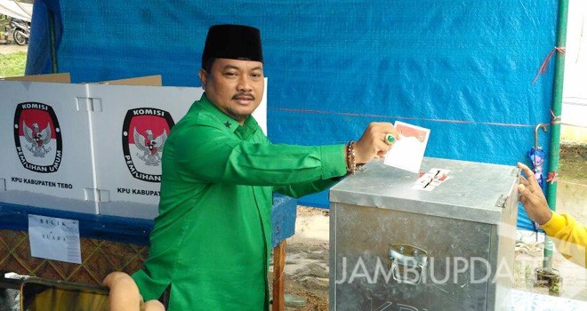 Calon Bupati Tebo Nomor Urut 1, Hamdi saat memberikan hak suaranya di TPS 7 Kelurahan Tebing Tinggi.