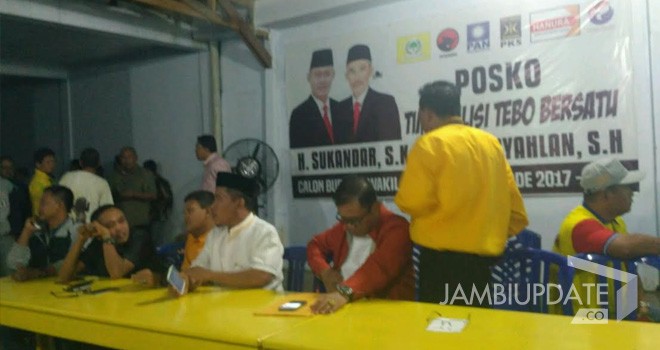 Calon Bupati dan Wakil Bupati Sukandar-Syahlan Akan melakukan memberikan keterangan di depan wartawan malam ini.