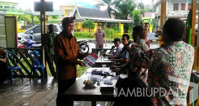 Cabup nomor urut 1 Sukandar saat memberikan hak suaranya di TPS 9 Tebing Tinggi.