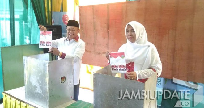 Cek Endra Bersama Istri saat menggunakan hak pilihnya di TPS.