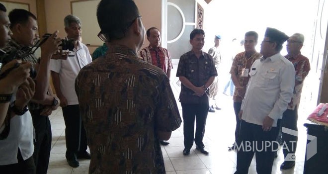 Wagub Jambi, Fachrori Umar saat tinjau pelaksanaan Pilkada Muaro Jambi.