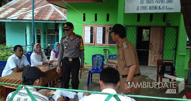 Pj Bupati Sarolangun, Arief Munandar saat tinjau lansung proses pencoblosan di sejumlah TPS Sarolangun.