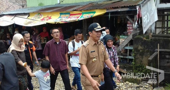 Pj Bupati Sarolangun, Arief Munandar saat tinjau lansung proses pencoblosan di sejumlah TPS Sarolangun.