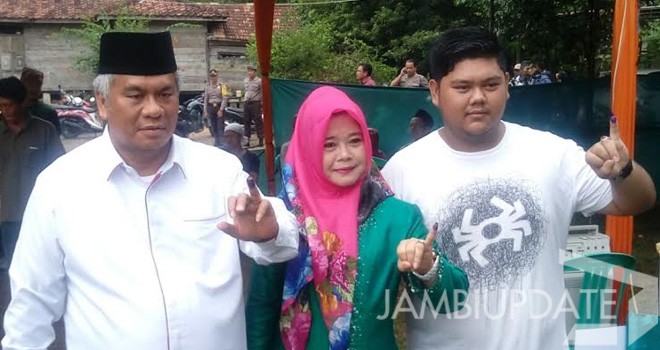 Agustian Mahir bersama keluara saat menggunakan hak suaranya di TPS 5 desa Jambi Keci.