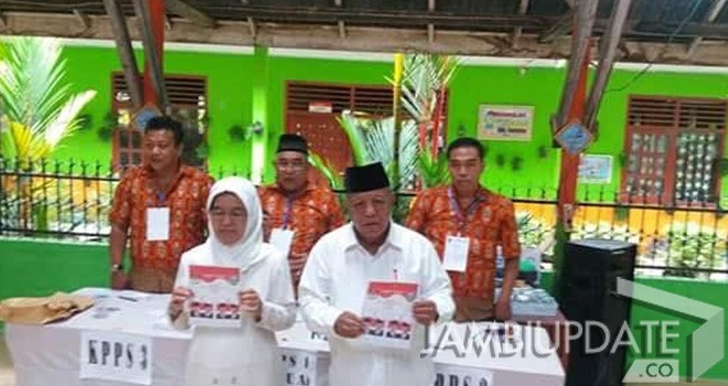 Muhammad Madel dan istri saat melakukan pencoblosan.