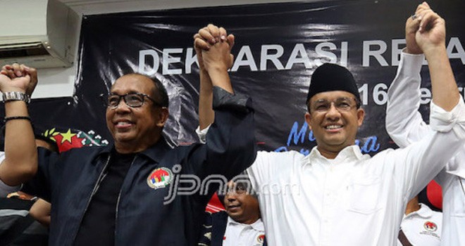 Calon Gubernur DKI Anies Baswedan (kanan) bersama Ketua Umum Komite Nasional Masyarakat Indonesia (KMNI) pimpinan Alex Asmasoebrata (berjaket) saat deklarasi dukungan relawan AHY-Sylvi untuk Anies-Sandi di Jakarta, Kamis (16/2). Foto: Ricardo/JPNN.Com