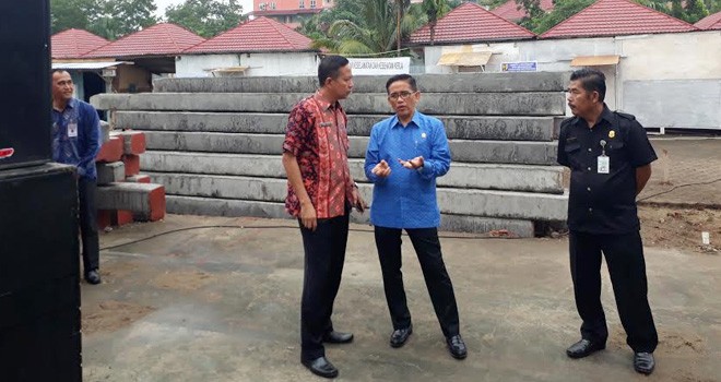 H Bakri saat meninjau pembangunan rumah susun kota jambi.