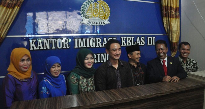 Gubernur Jambi, Zumi Zola saat meresmikan Kantor Imigrasi Kelas III Kerinci.