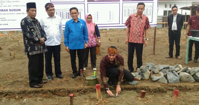 Gubernur Jambi, Zumi Zola bersama Anggota DPR RI, H Bakri serta Wakil Walikota Jambi, Abdullah Sani saat peletakan batu pertama pembangunan rumah susun di Kota Jambi.