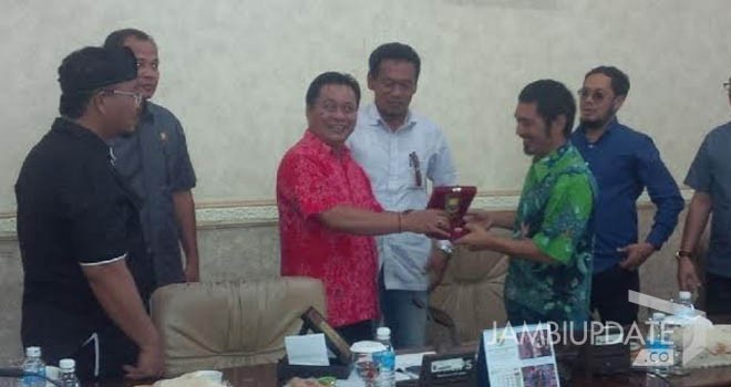 Wakil Ketua DPRD Provinsi Jambi, Chumaidi Zaidi saat menerima kunjungan kerja dari anggota DPRD tetangga.