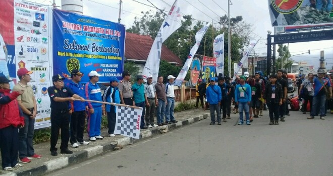 Walikota Sungai Penuh, Asafri Jaya Bakri (AJB) saat melepas peserta lomba lintas wisata alam se sumatera.