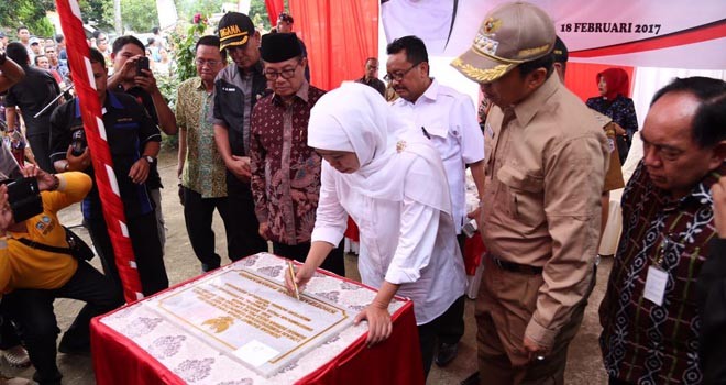 Menteri Sosial (Mensos) memberikan secara resmi 23 unit rumah bagi Suku Anak Dalam di Desa Pulau Lintang, Kecamatan Bathin VIII, Sarolangun.