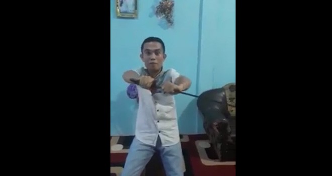 Yudha Putra Utama unjuk kekebalannya dengan pedang. Foto : FB