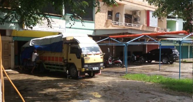 Terlihat satu diantara gudang penyimpanan di dalam Kota Muarobungo yang sedang melakukan aktivitas bngkar muat.