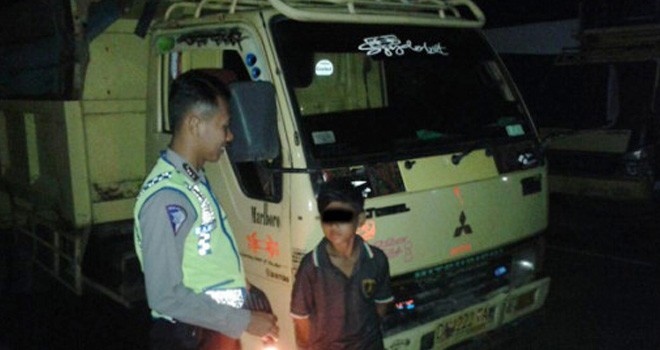 Anak di bawah umur terkena razia polisi karena mengemudikan dump truck, Jumat (17/2) malam. Foto: Lantas Polres Paser For Kaltim Post